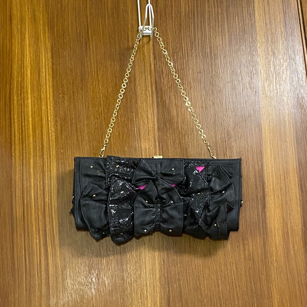 Black clutch